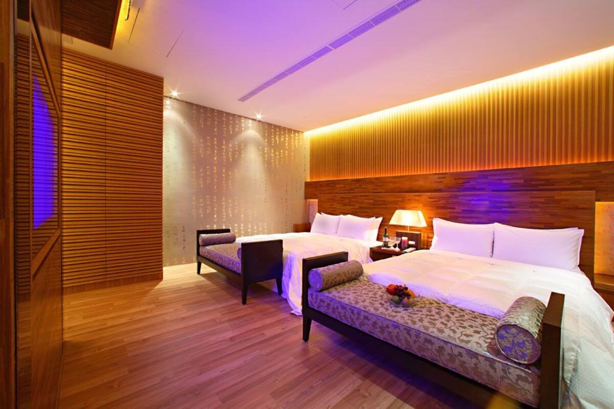 deluxe quadruple room, 2 queen beds | 1 bedroom, minibar, blackout curtains, soundproofing