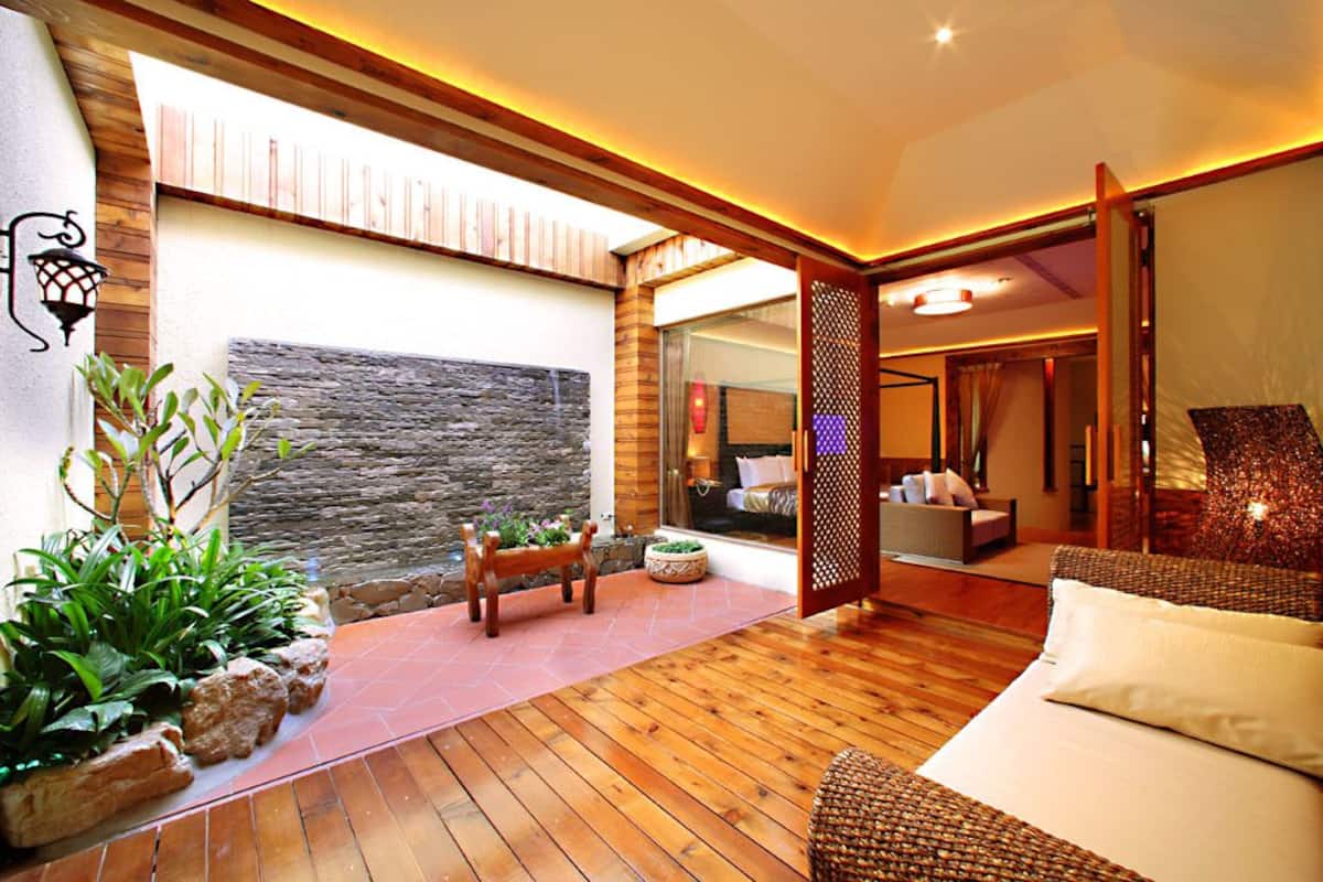 premium suite | 1 bedroom, minibar, blackout curtains, soundproofing