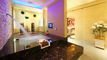 Deluxe-værelse til 4 personer - 2 queensize-senge | Minibar, mørklægningsgardiner, lydisolering, strygejern/strygebræt