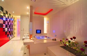 Premium Suite | Minibar, blackout drapes, soundproofing, iron/ironing board - Le Chateau Hotel (Zhushan)