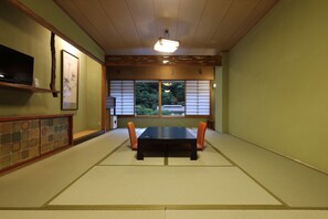 Quarto tradicional (Standard Japanese Style) | Cofres nos quartos, escrivaninha, espaço de trabalho para notebook