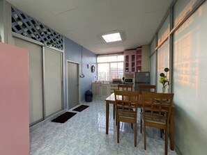 Suíte estúdio família | Escrivaninha, Wi-Fi de cortesia, roupa de cama