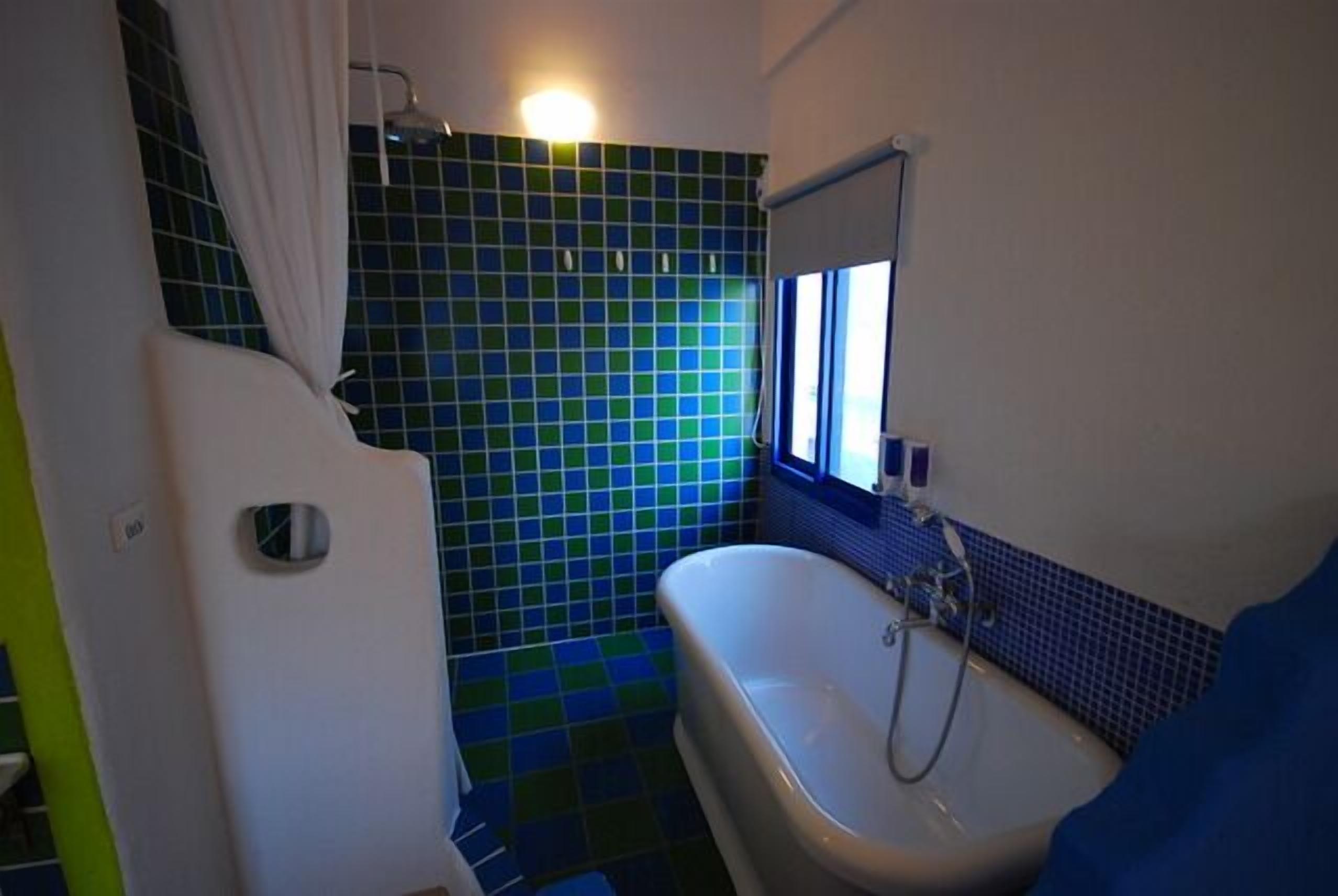 comfort double room, 1 double bed | bathroom | free toiletries, hair dryer, slippers, towels
