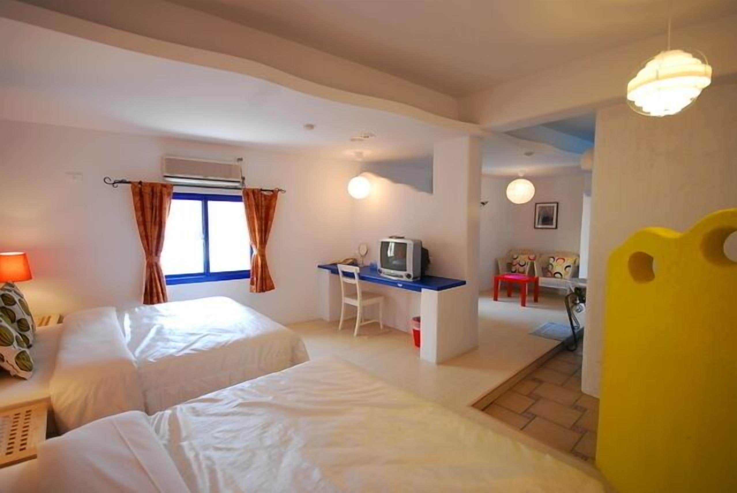 family room (standard) | minibar, individually decorated, individually furnished, desk