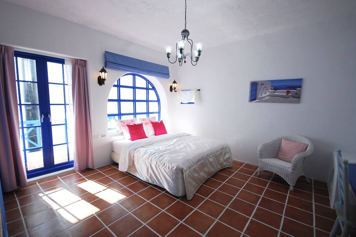 Deluxe Double Room, Balcony | Minibar, desk, laptop workspace, blackout drapes