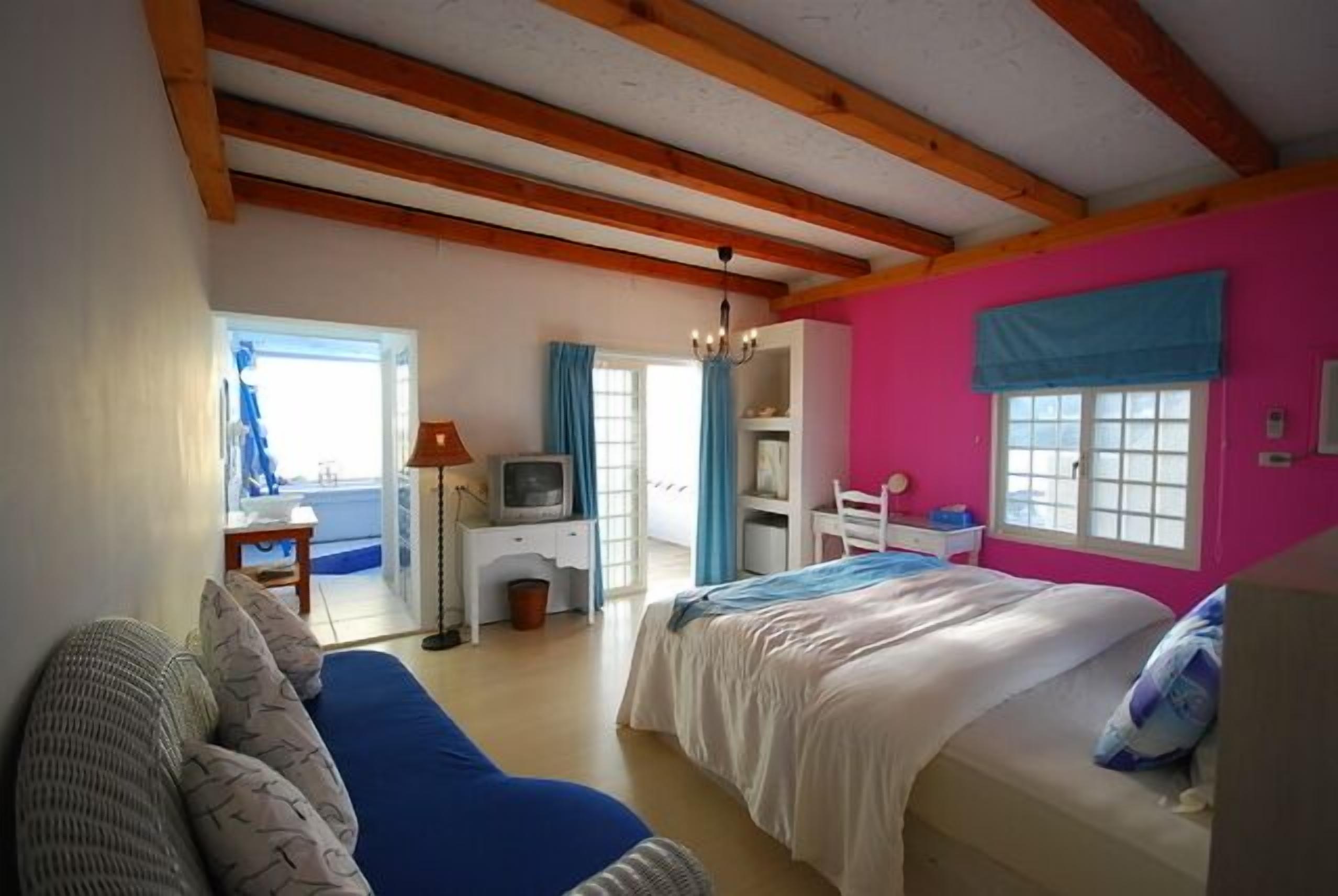 panoramic double room, 1 queen bed | minibar, individually decorated, individually furnished, desk