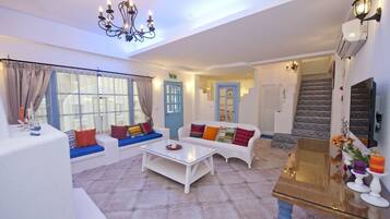 Villa, 3 habitaciones | Área de sala de estar | Televisión de pantalla plana