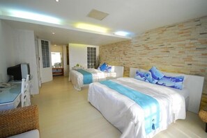 Minibar, decoración personalizada, muebles diferentes y escritorio