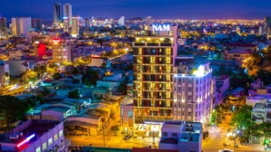 Mặt tiền nơi lưu trú - ban đêm