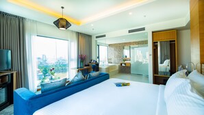 Bộ đồ giường cao cấp, minibar, két bảo mật tại phòng, bàn 