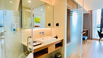 Junior-Suite | Badezimmer | Kostenlose Toilettenartikel, Haartrockner, Bademäntel, Hausschuhe