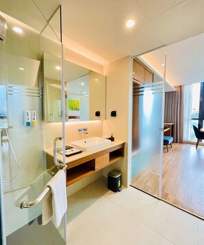 Junior-suite | Badeværelse | Gratis toiletartikler, hårtørrer, badekåber, hjemmesko