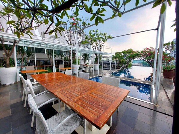 Breakfast, lunch, dinner served; Indonesian cuisine 