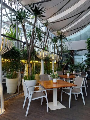 Breakfast, lunch, dinner served; Indonesian cuisine