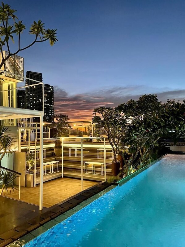 Una piscina al aire libre