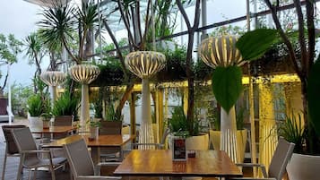 Se sirven desayunos, comidas, cenas y cocina indonesia