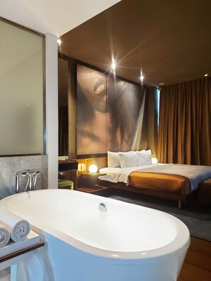 Suite ( Edge) | Baño | Amenidades de baño gratuitas, secadora de cabello, batas, pantuflas 