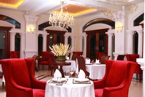 供应早餐、午餐和晚餐,本地与国际菜