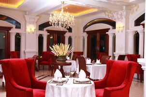 Se sirven desayunos, almuerzos y cenas; cocina local e internacional