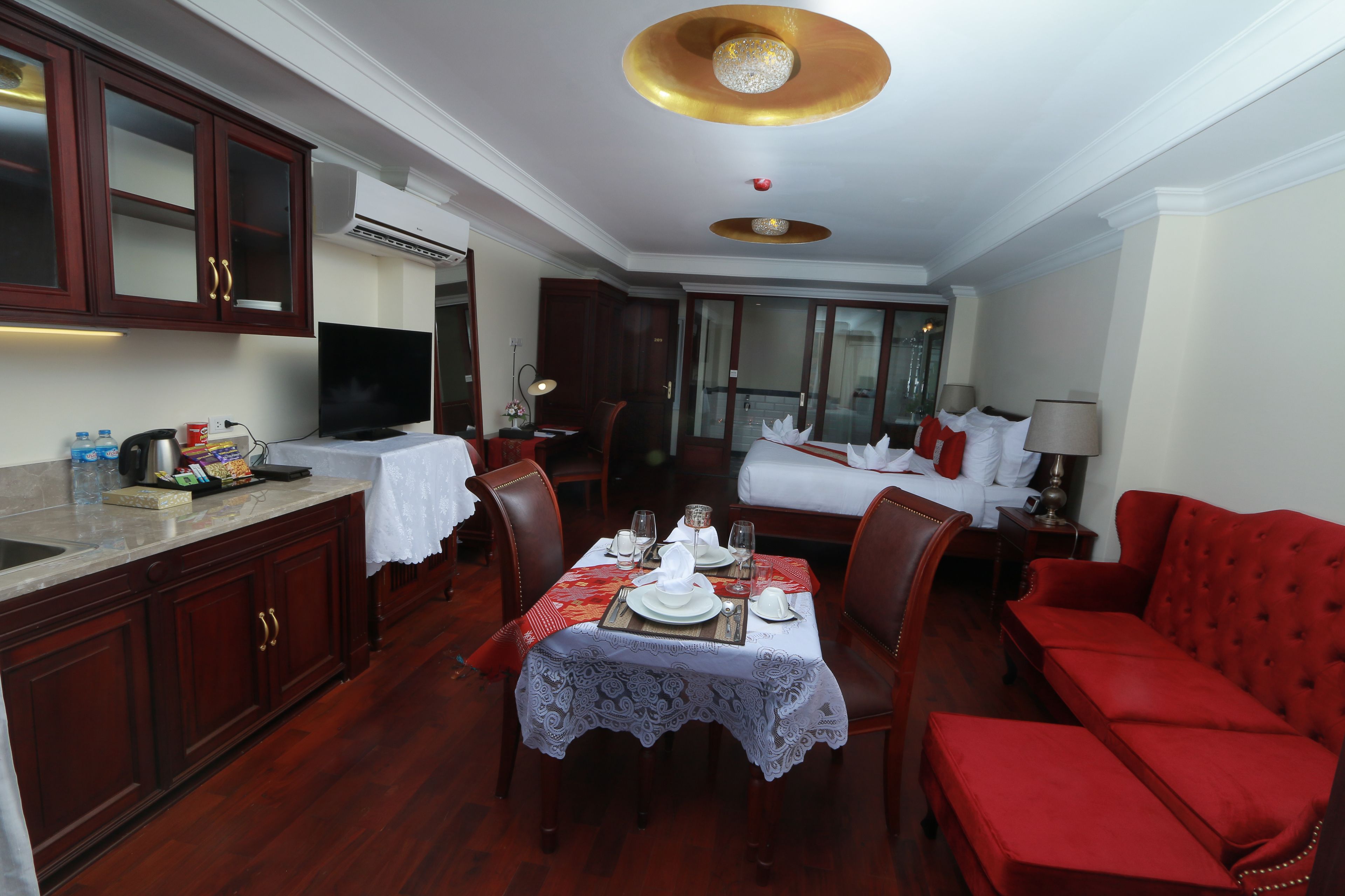 executive room | minibar, in-room safe, desk, iron/ironing board