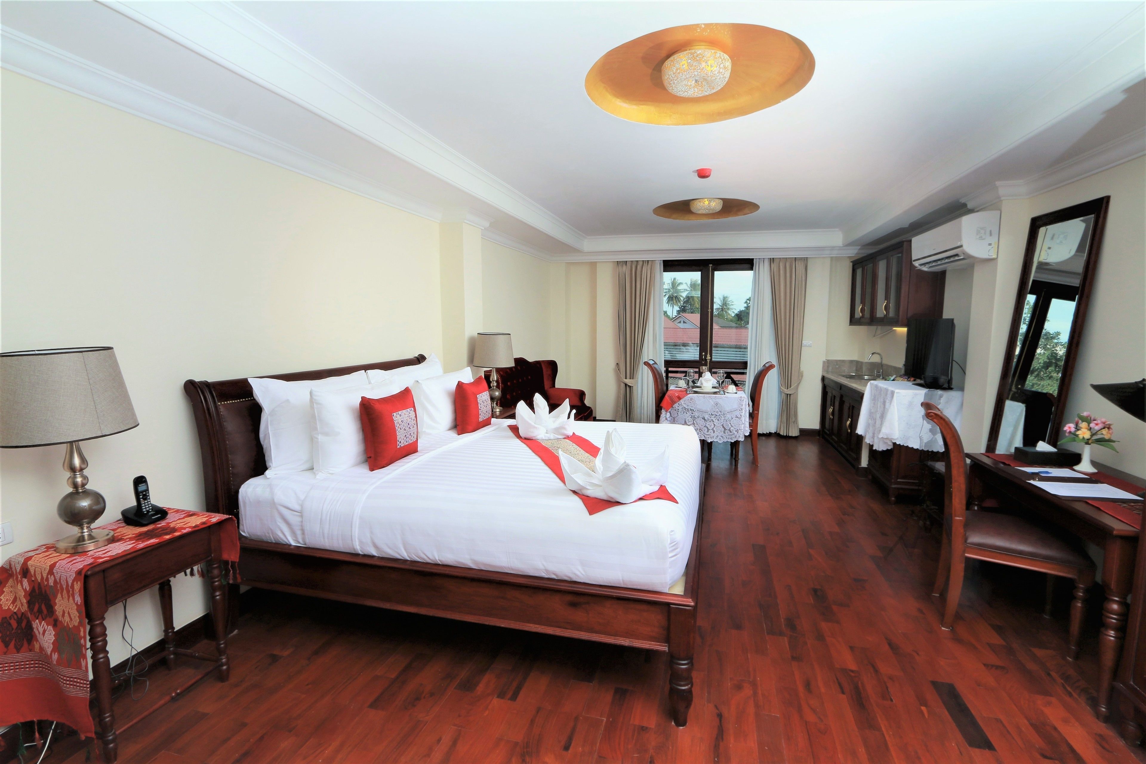 executive room | minibar, in-room safe, desk, iron/ironing board