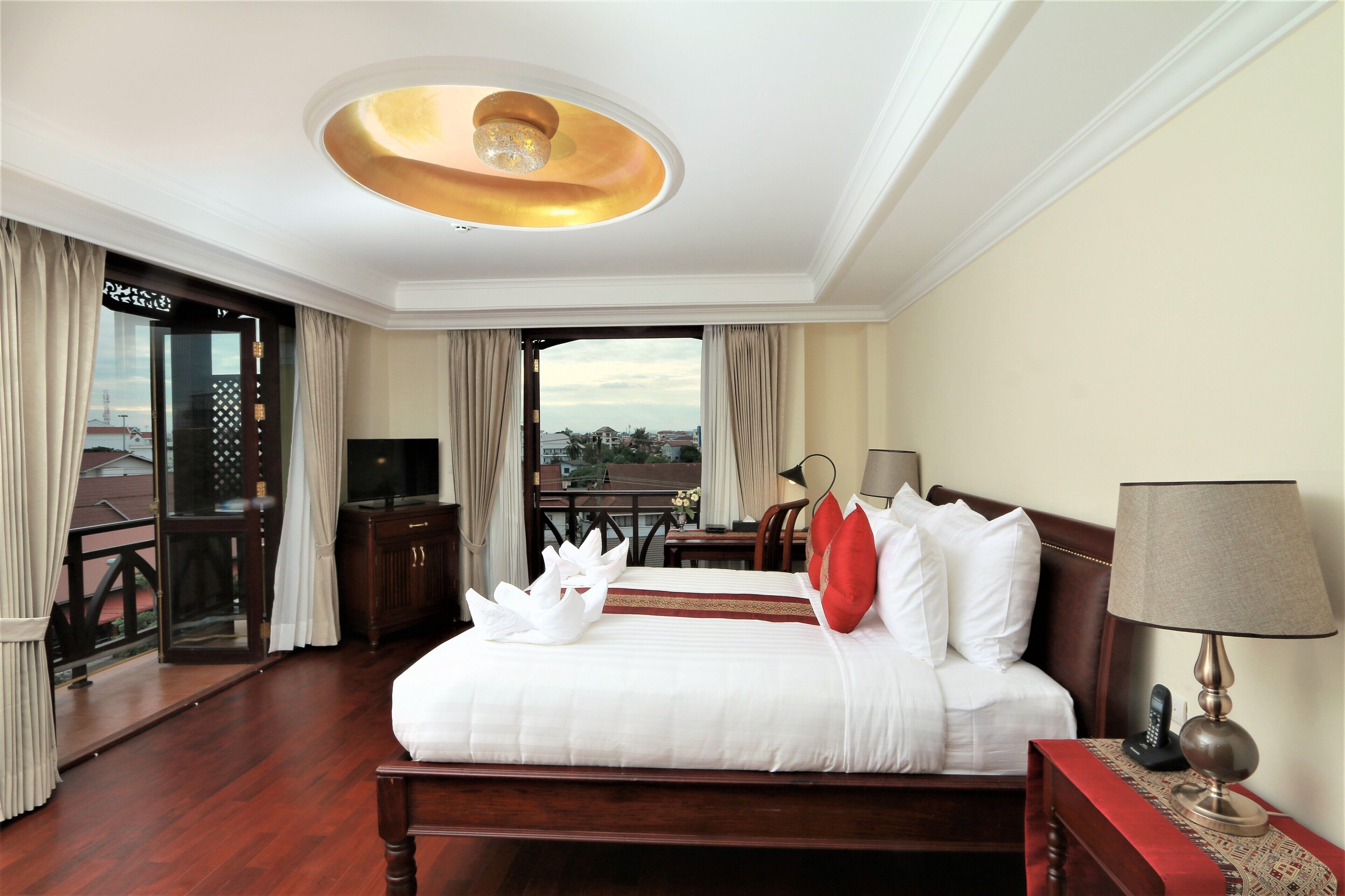 executive patouxay view | minibar, in-room safe, desk, iron/ironing board