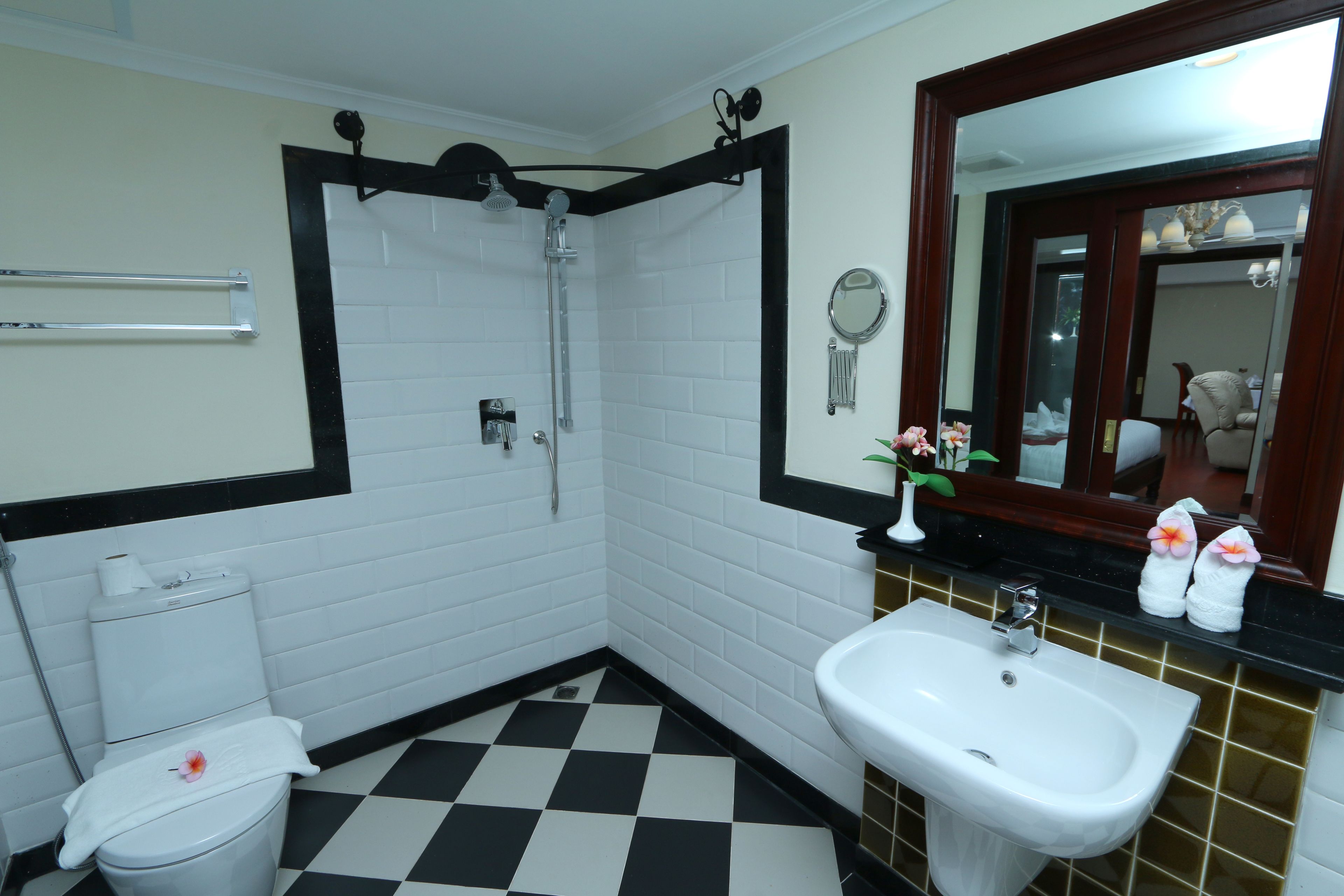 president suites | bathroom | deep-soaking bathtub, free toiletries, hair dryer, bathrobes