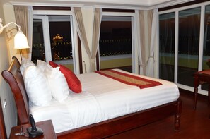President View Suite | Minibar, in-room safe, desk, iron/ironing board