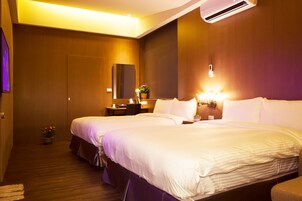 Quarto quádruplo família | Individualmente decorados, individualmente mobiliados, escrivaninha