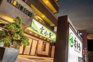 Fachada da propriedade à noite