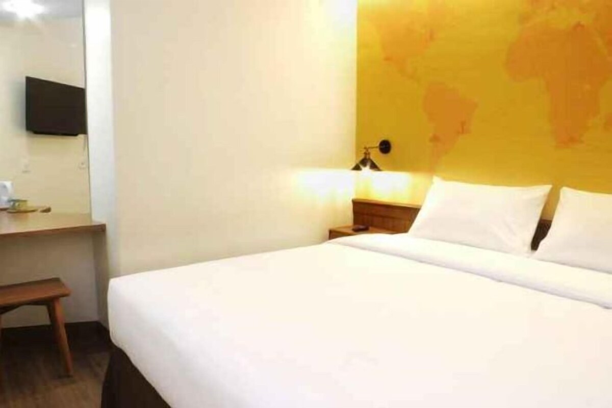 Escritorio, wifi gratis, ropa de cama