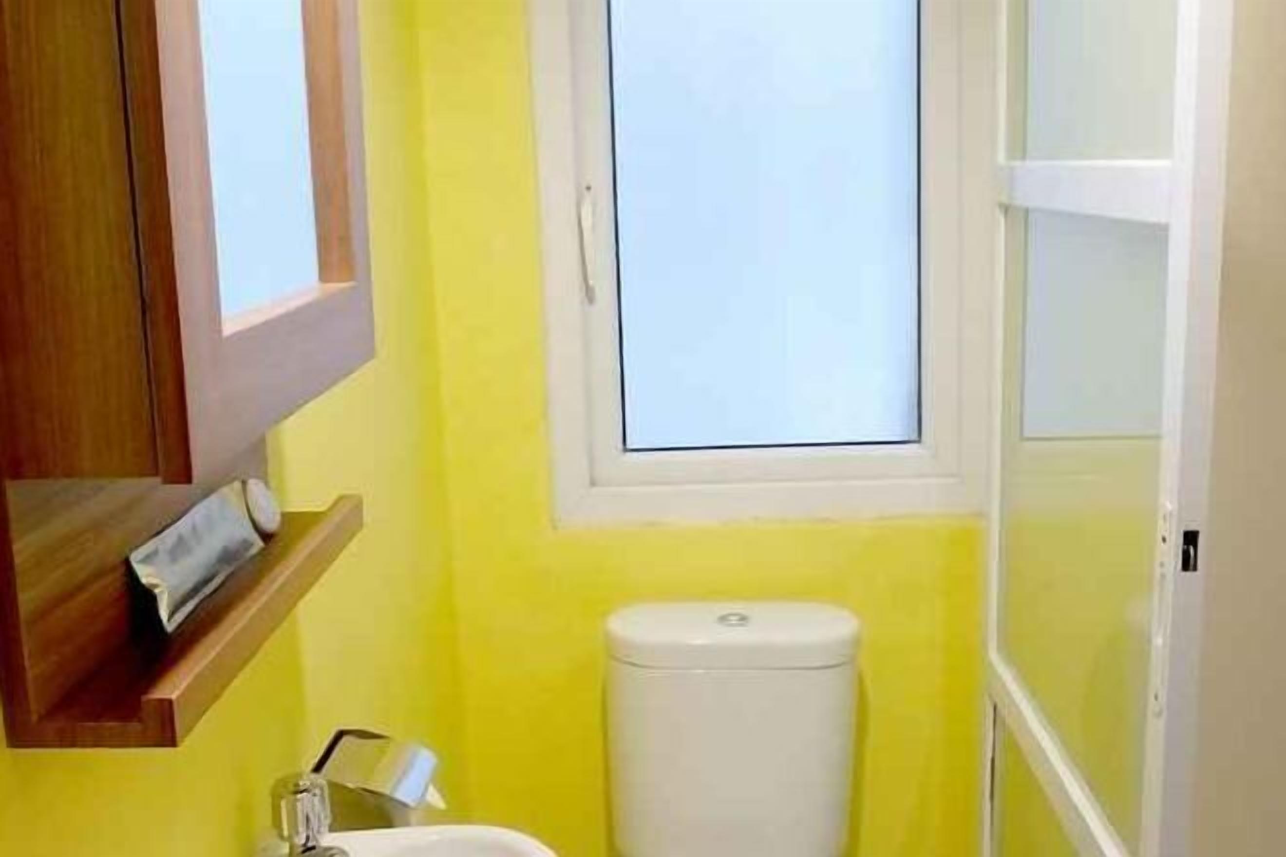 Bilik Mandi | Pancuran mandi, kelengkapan dandanan diri percuma, tuala disediakan 