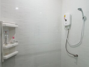 Shower, towels - Koh Mook Hostel (Ko Mook)