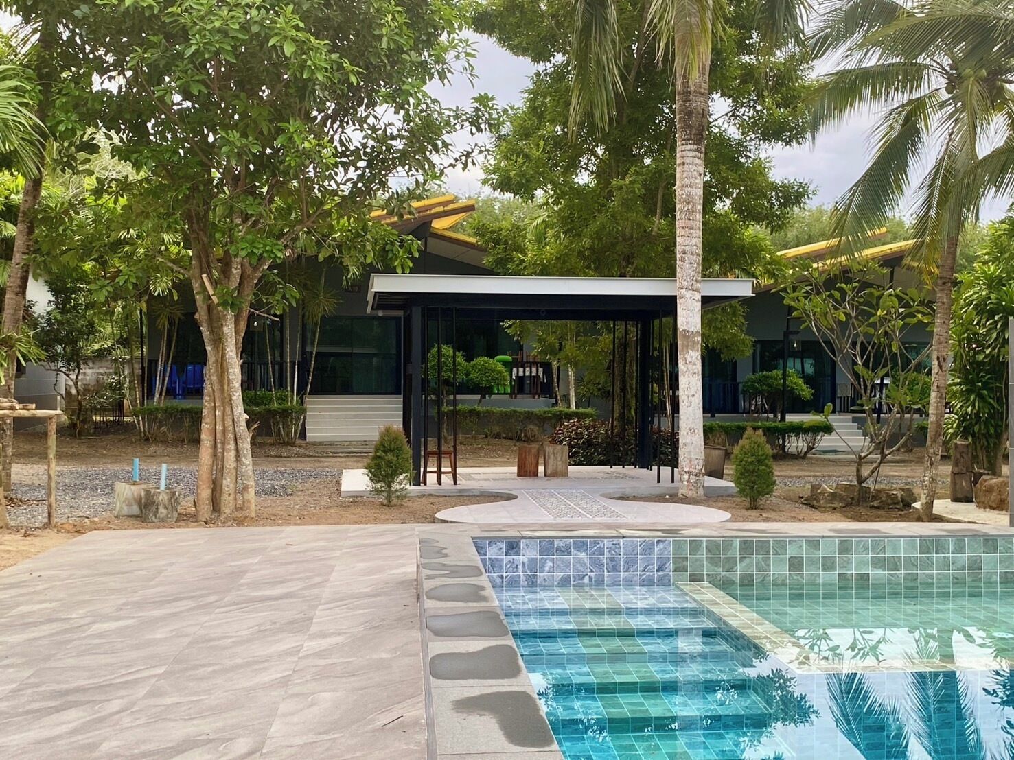 family room, 2 double beds | view from room