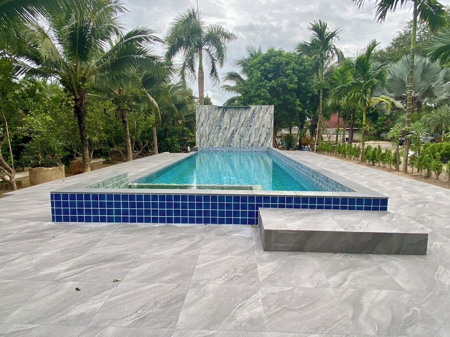 Piscina externa, funciona das 8h às 20h, espreguiçadeiras