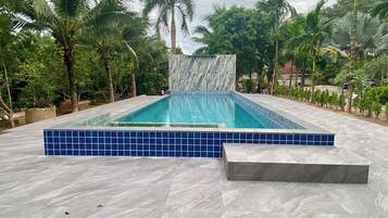 Piscina externa, funciona das 8h às 20h, espreguiçadeiras