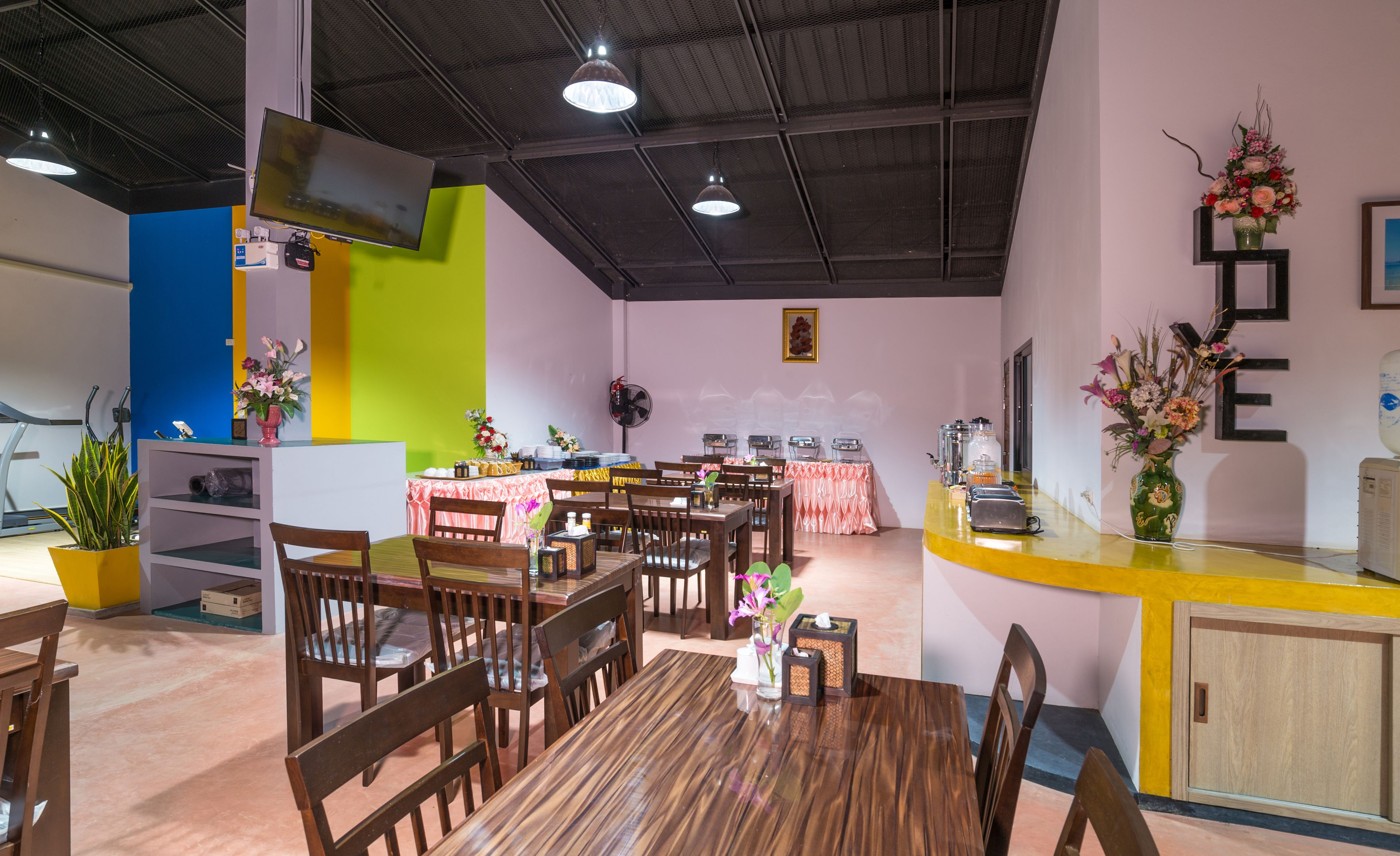 daily continental breakfast (thb 150 per person)