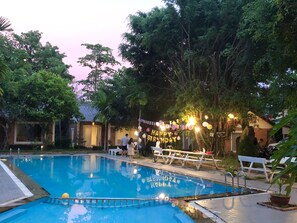 Kolam renang terbuka