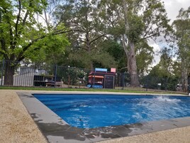 季节性开放的室外游泳池，09:30 至 17:30 开放，池畔遮阳伞，日光浴躺椅