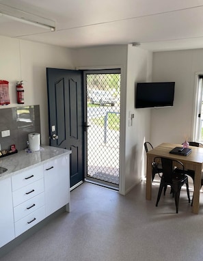 Basic Cabin, 2 Bedrooms, Ensuite | Bed sheets - Euroa Caravan Park (Euroa)