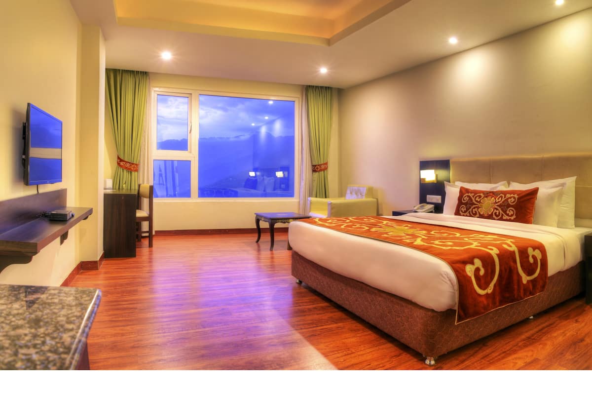 DELUXE PLUS ROOM | 1 bedroom, premium bedding, in-room safe, desk