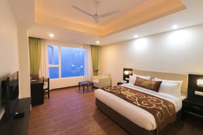 Premium bedding, in-room safe, desk, blackout drapes - Summit Denzong Hotel & Spa (Gangtok)