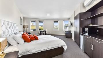 King Size Studio Apartment - Deluxe Suite 6