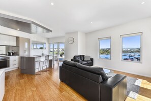 Superior Apartment, 3 Bedrooms, Balcony, Marina View | Ruang tamu