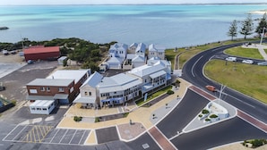 A coastal building with a cafe, parking, and a view of the sea. - Robe Marina Accommodation (Robe)