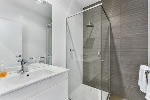 3 Bedroom Apartment | Bathroom - Robe Marina Accommodation (Robe)