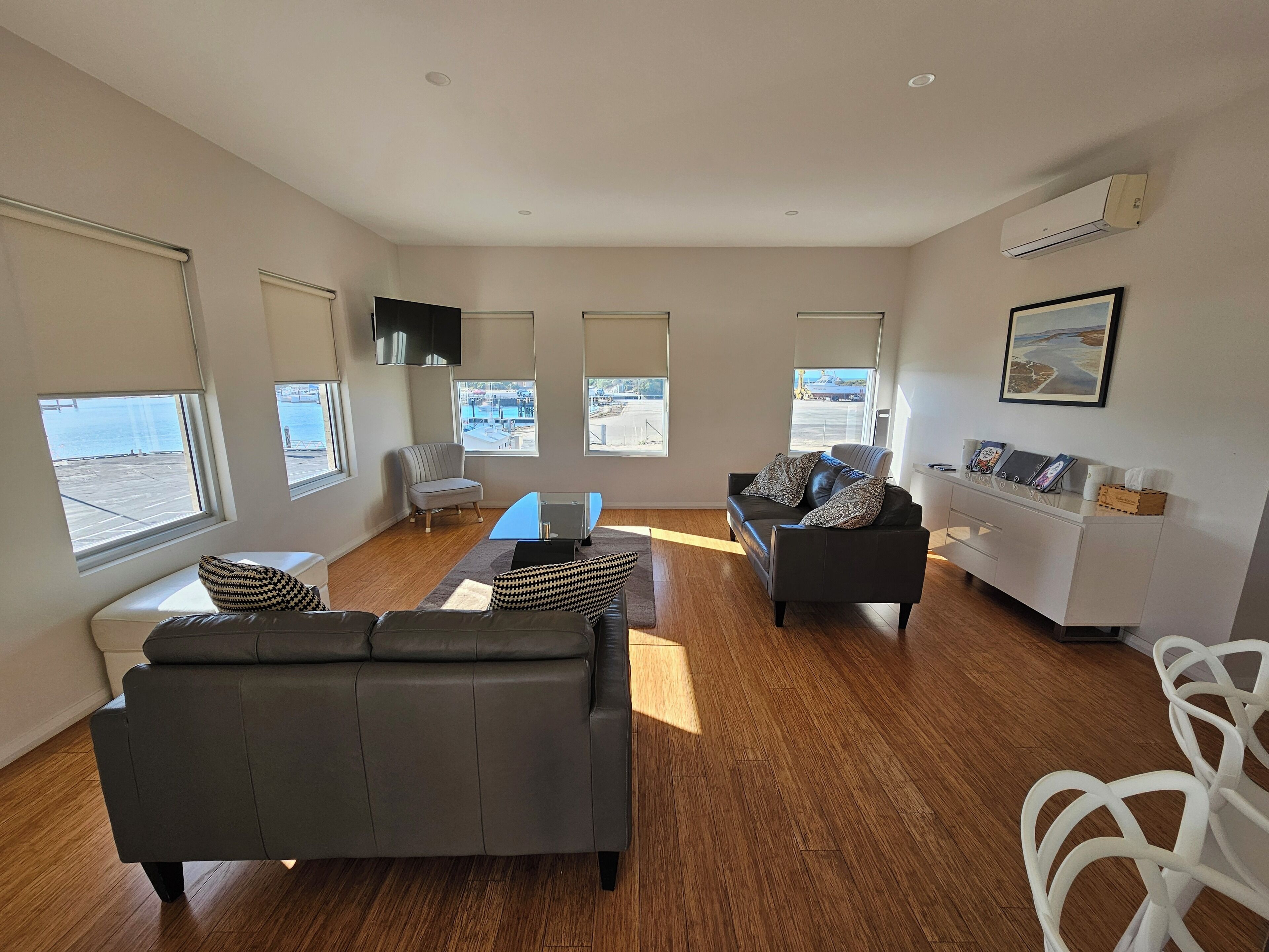 3 bedroom apartment | living area