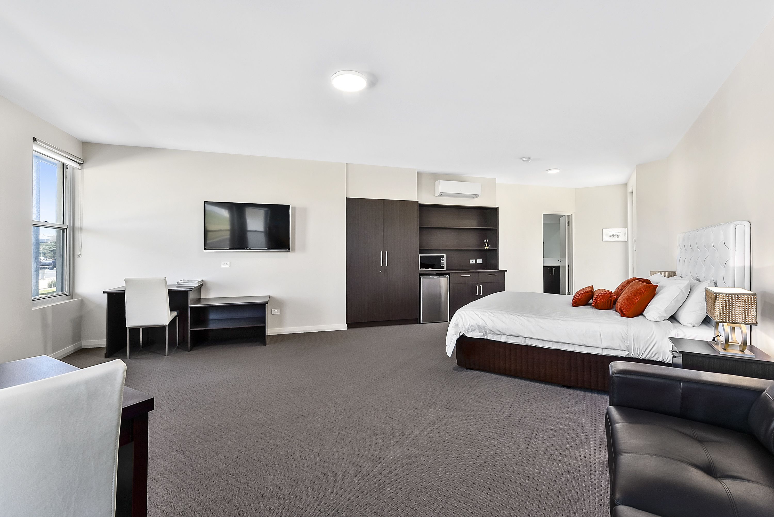 king size studio apartment - deluxe suite 6  | living area