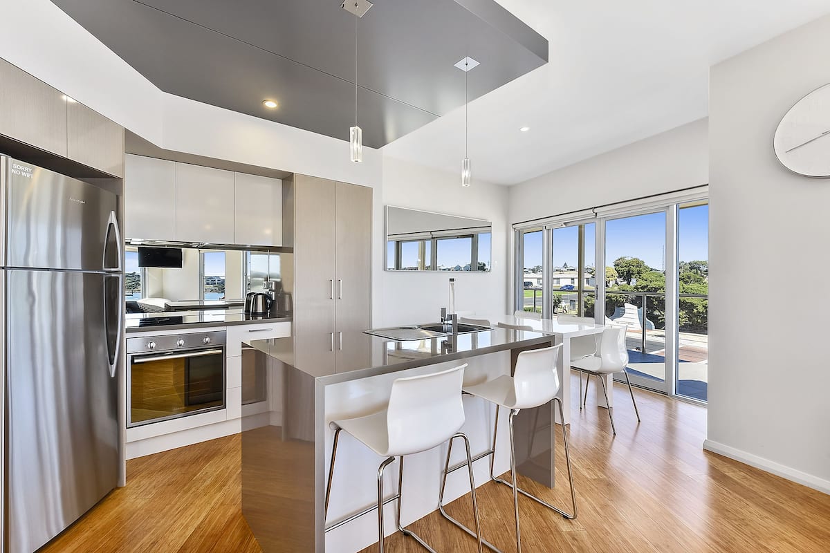 Departamento superior, 3 habitaciones, balcón, vista a la marina | Cocina privada | Refrigerador con congelador, horno, parrilla de estufa y lavavajillas