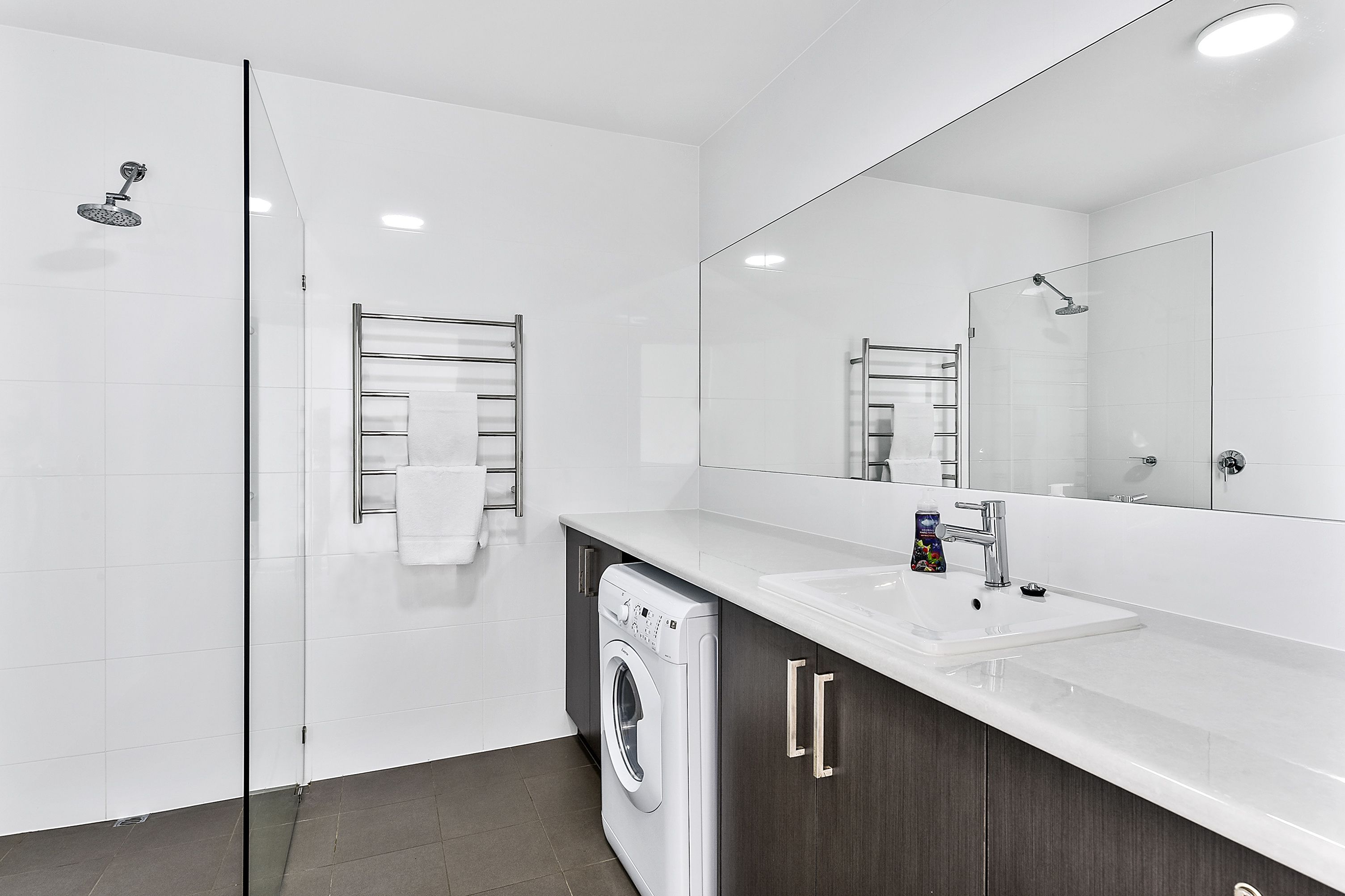 king size studio apartment - deluxe suite 5 | bathroom | shower, free toiletries, hair dryer, towels